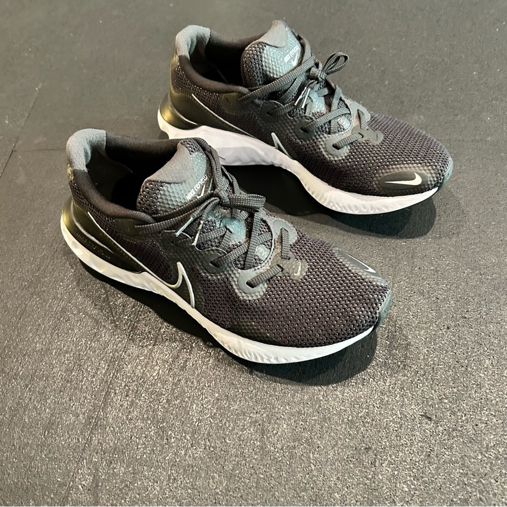 Nike Men's Gray and Black Athletic Shoes